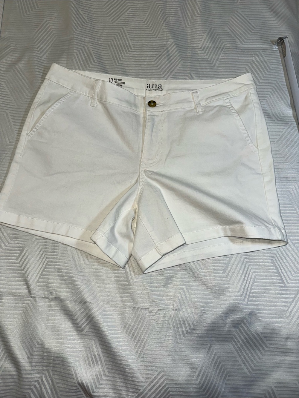 a.n.a NWOT White Mid-Rise Twill Chino Shorts Size 10 5" Inseam